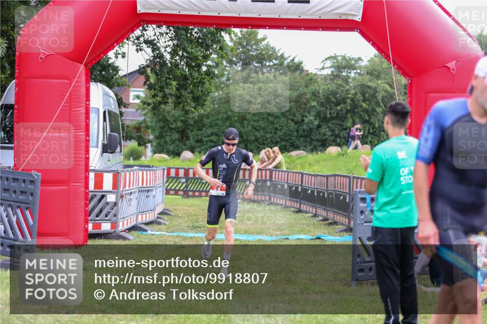 21.06.2026 - 29. Vierlanden-Triathlon Andreas Tolksdorf http://msf.ph/oto/9918807 21.06.2026 12:27:43 Ziel 61 meine-sportfotos.de