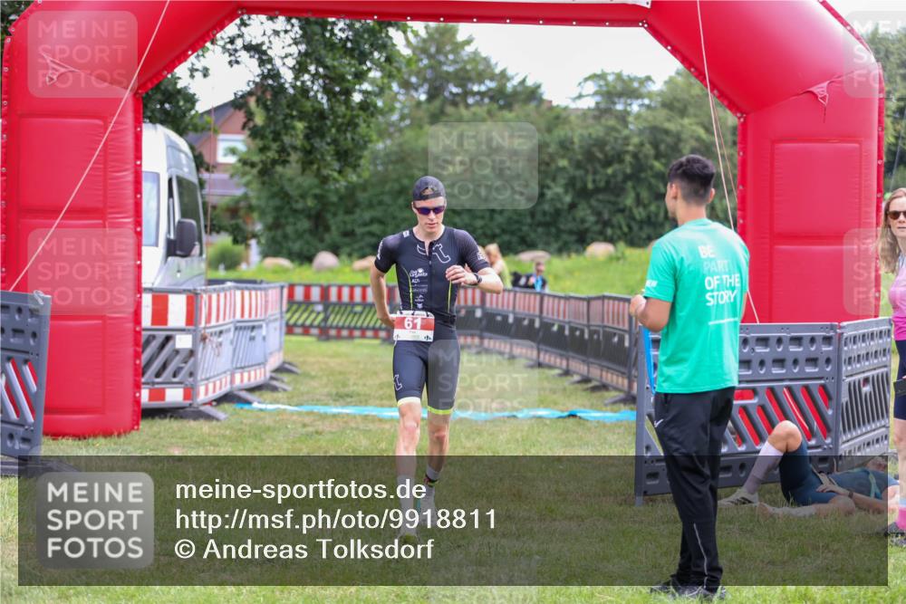 21.06.2026 - 29. Vierlanden-Triathlon Andreas Tolksdorf http://msf.ph/oto/9918811 21.06.2026 12:27:44 Ziel 61 meine-sportfotos.de