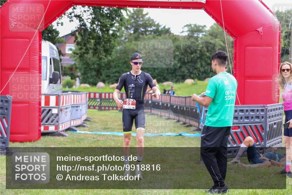 21.06.2026 - 29. Vierlanden-Triathlon Andreas Tolksdorf http://msf.ph/oto/9918816 21.06.2026 12:27:44 Ziel 61 meine-sportfotos.de