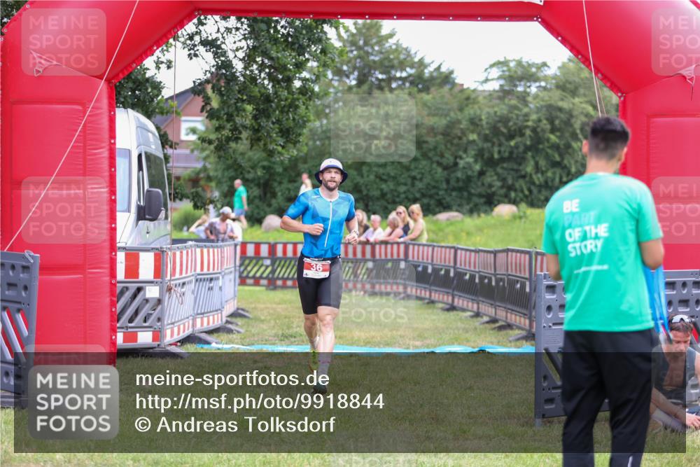 21.06.2026 - 29. Vierlanden-Triathlon Andreas Tolksdorf http://msf.ph/oto/9918844 21.06.2026 12:29:05 Ziel 31, 32, 36 meine-sportfotos.de