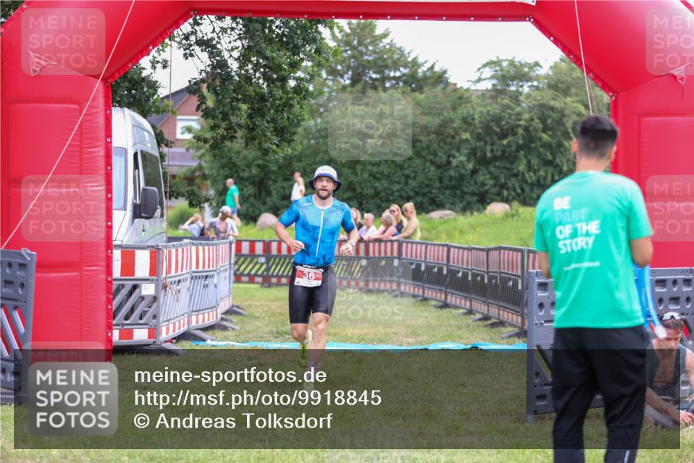 21.06.2026 - 29. Vierlanden-Triathlon Andreas Tolksdorf http://msf.ph/oto/9918845 21.06.2026 12:29:05 Ziel 31, 32, 36 meine-sportfotos.de