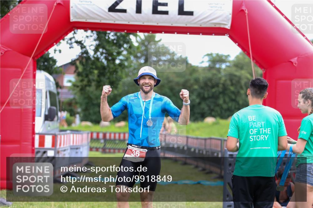 21.06.2026 - 29. Vierlanden-Triathlon Andreas Tolksdorf http://msf.ph/oto/9918849 21.06.2026 12:29:10 Ziel 31, 32 meine-sportfotos.de