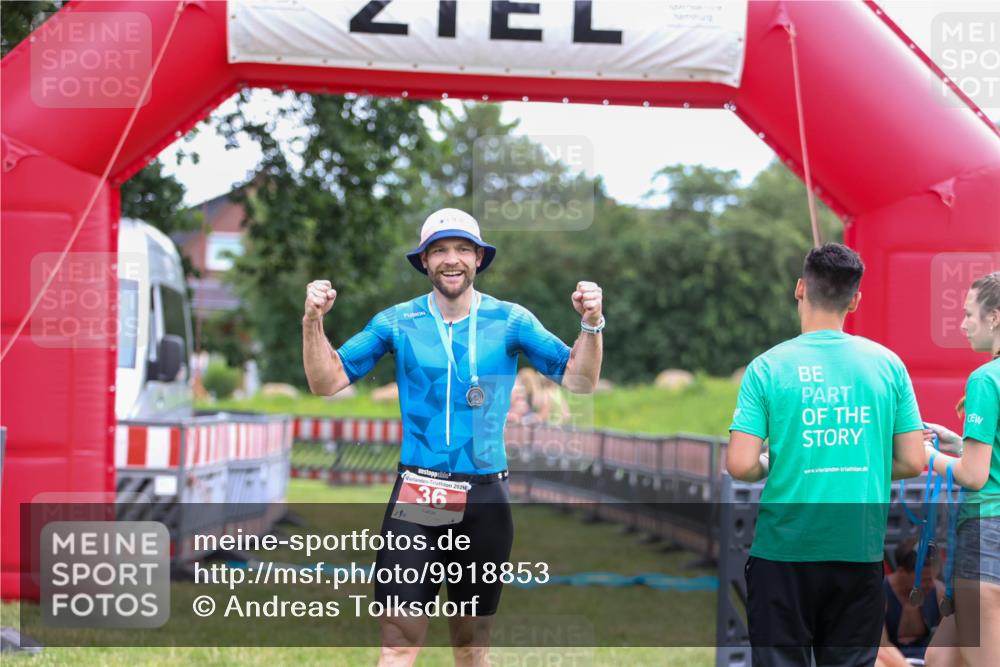 21.06.2026 - 29. Vierlanden-Triathlon Andreas Tolksdorf http://msf.ph/oto/9918853 21.06.2026 12:29:10 Ziel 31, 32 meine-sportfotos.de
