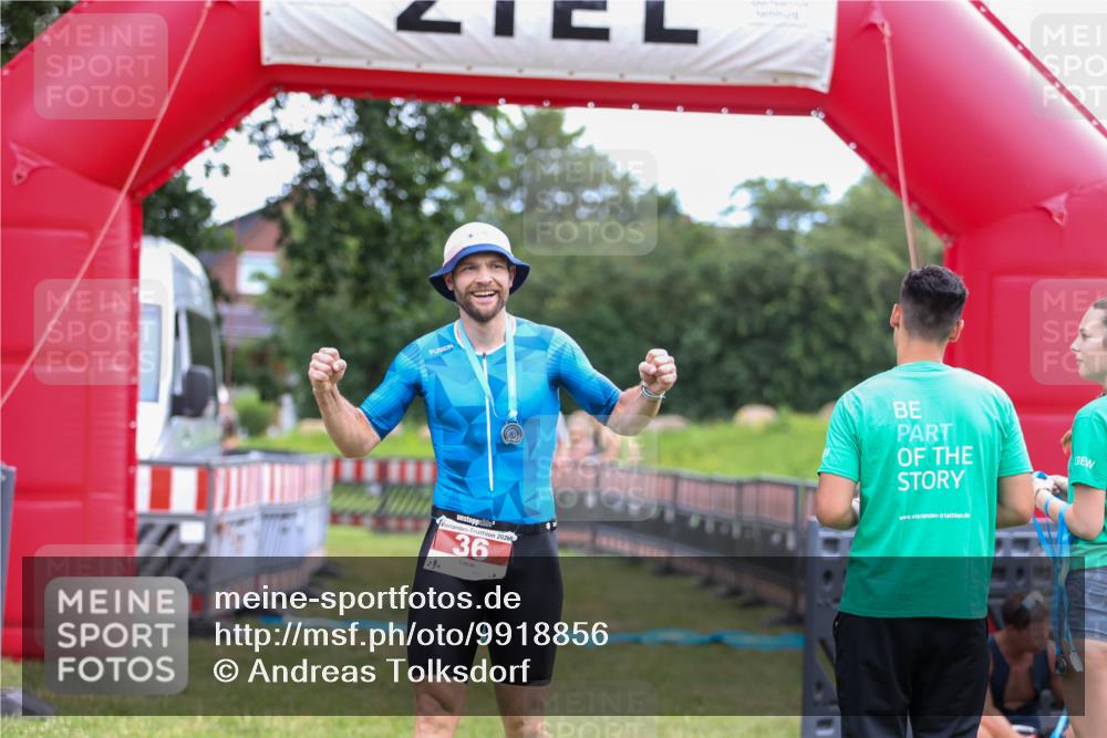 21.06.2026 - 29. Vierlanden-Triathlon Andreas Tolksdorf http://msf.ph/oto/9918856 21.06.2026 12:29:10 Ziel 31, 32 meine-sportfotos.de