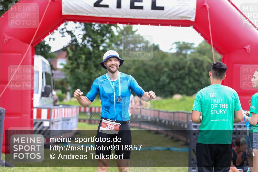 21.06.2026 - 29. Vierlanden-Triathlon Andreas Tolksdorf http://msf.ph/oto/9918857 21.06.2026 12:29:10 Ziel 31, 32 meine-sportfotos.de
