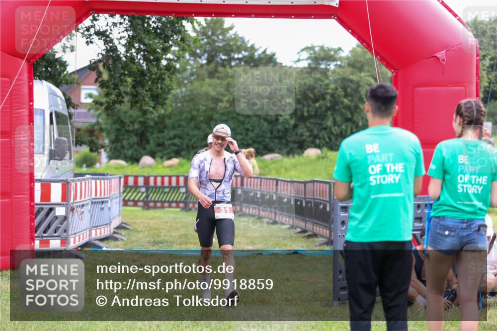 21.06.2026 - 29. Vierlanden-Triathlon Andreas Tolksdorf http://msf.ph/oto/9918859 21.06.2026 12:29:15 Ziel 31, 32 meine-sportfotos.de