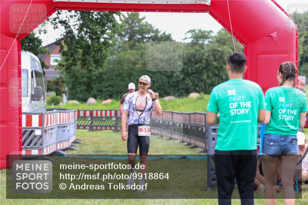 21.06.2026 - 29. Vierlanden-Triathlon Andreas Tolksdorf http://msf.ph/oto/9918864 21.06.2026 12:29:15 Ziel 31, 32 meine-sportfotos.de