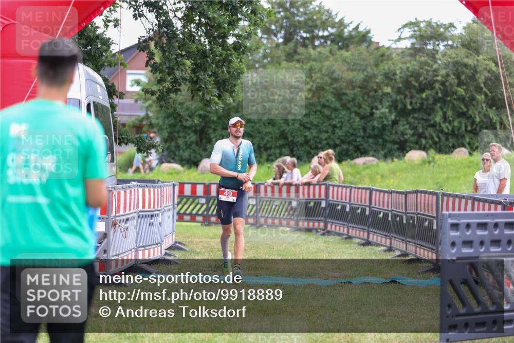21.06.2026 - 29. Vierlanden-Triathlon Andreas Tolksdorf http://msf.ph/oto/9918889 21.06.2026 12:30:37 Ziel 49 meine-sportfotos.de
