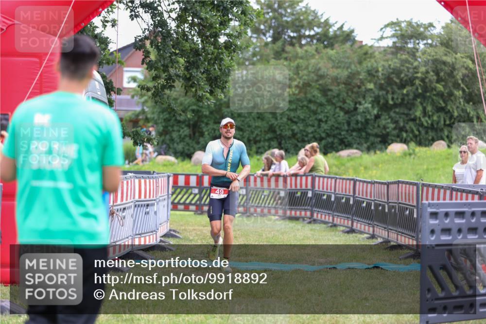 21.06.2026 - 29. Vierlanden-Triathlon Andreas Tolksdorf http://msf.ph/oto/9918892 21.06.2026 12:30:37 Ziel 49 meine-sportfotos.de