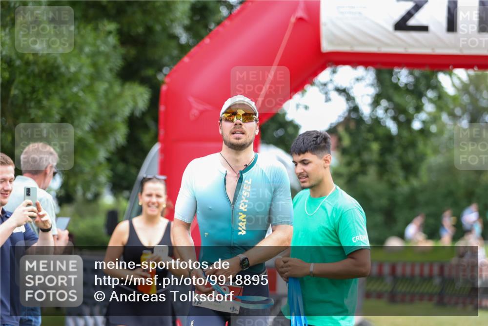 21.06.2026 - 29. Vierlanden-Triathlon Andreas Tolksdorf http://msf.ph/oto/9918895 21.06.2026 12:30:43 Ziel  meine-sportfotos.de