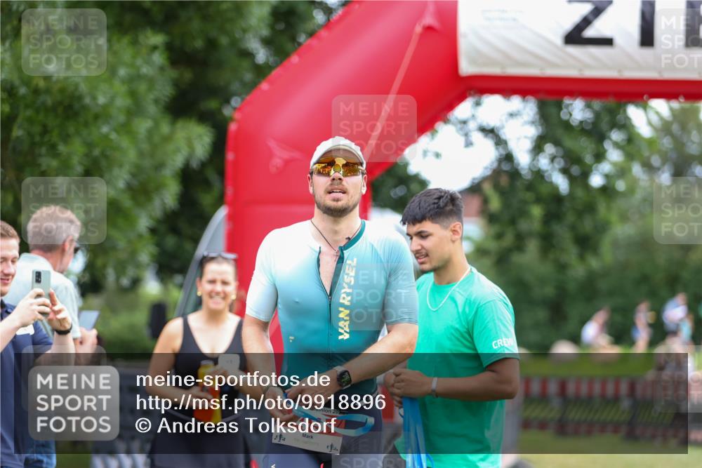 21.06.2026 - 29. Vierlanden-Triathlon Andreas Tolksdorf http://msf.ph/oto/9918896 21.06.2026 12:30:43 Ziel  meine-sportfotos.de