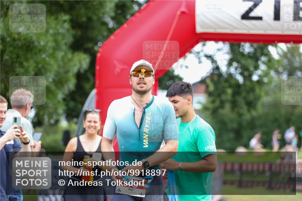 21.06.2026 - 29. Vierlanden-Triathlon Andreas Tolksdorf http://msf.ph/oto/9918897 21.06.2026 12:30:43 Ziel  meine-sportfotos.de