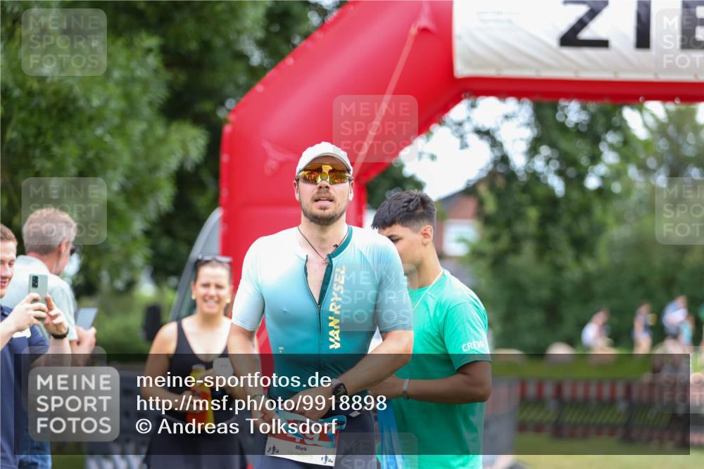 21.06.2026 - 29. Vierlanden-Triathlon Andreas Tolksdorf http://msf.ph/oto/9918898 21.06.2026 12:30:43 Ziel  meine-sportfotos.de