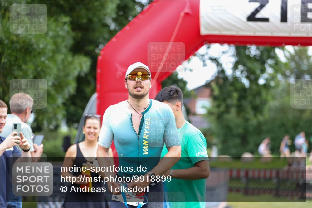 21.06.2026 - 29. Vierlanden-Triathlon Andreas Tolksdorf http://msf.ph/oto/9918899 21.06.2026 12:30:43 Ziel  meine-sportfotos.de