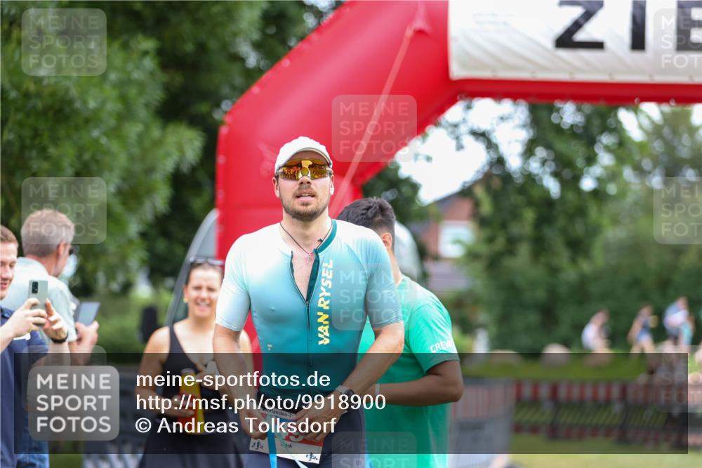 21.06.2026 - 29. Vierlanden-Triathlon Andreas Tolksdorf http://msf.ph/oto/9918900 21.06.2026 12:30:43 Ziel  meine-sportfotos.de