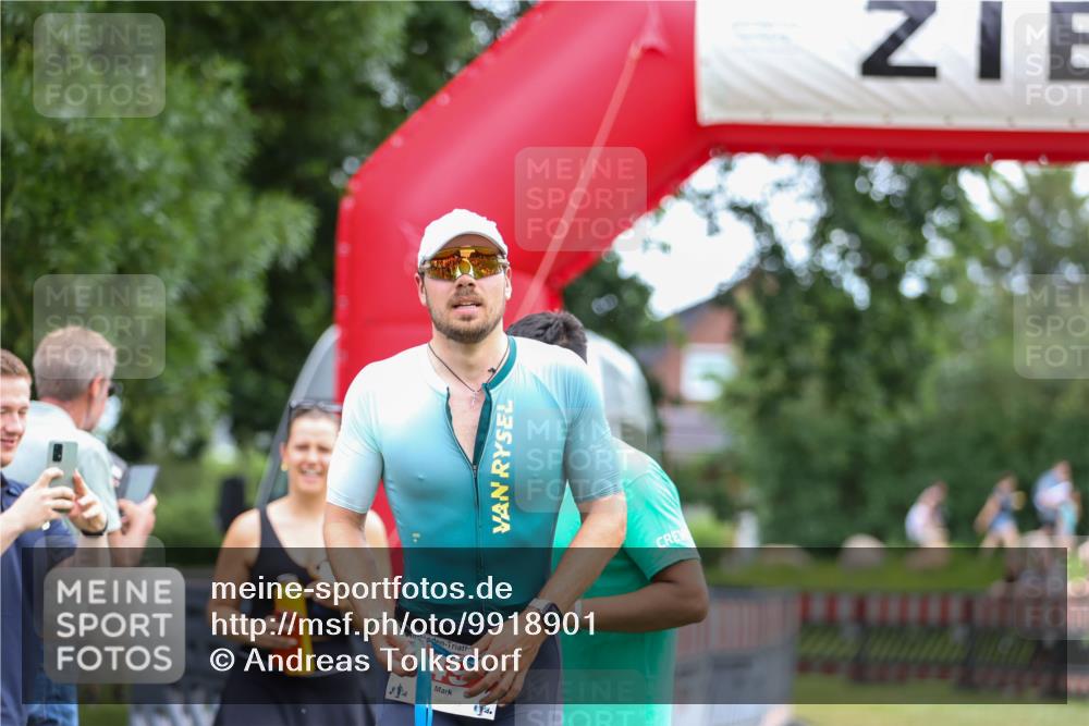 21.06.2026 - 29. Vierlanden-Triathlon Andreas Tolksdorf http://msf.ph/oto/9918901 21.06.2026 12:30:43 Ziel  meine-sportfotos.de
