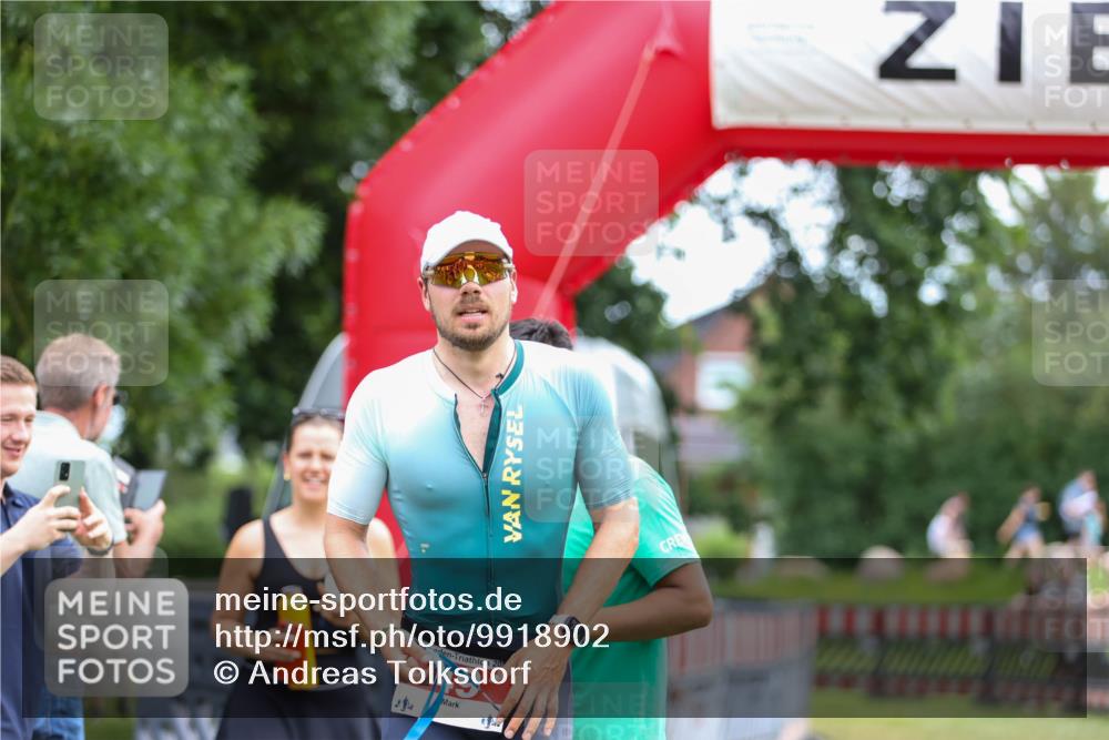 21.06.2026 - 29. Vierlanden-Triathlon Andreas Tolksdorf http://msf.ph/oto/9918902 21.06.2026 12:30:43 Ziel  meine-sportfotos.de