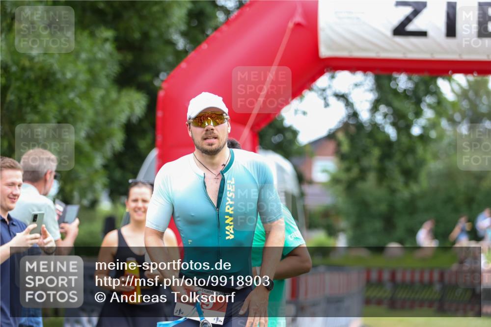 21.06.2026 - 29. Vierlanden-Triathlon Andreas Tolksdorf http://msf.ph/oto/9918903 21.06.2026 12:30:43 Ziel  meine-sportfotos.de
