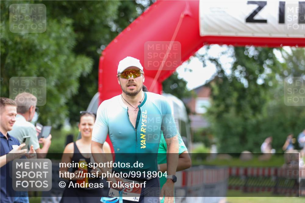 21.06.2026 - 29. Vierlanden-Triathlon Andreas Tolksdorf http://msf.ph/oto/9918904 21.06.2026 12:30:43 Ziel  meine-sportfotos.de
