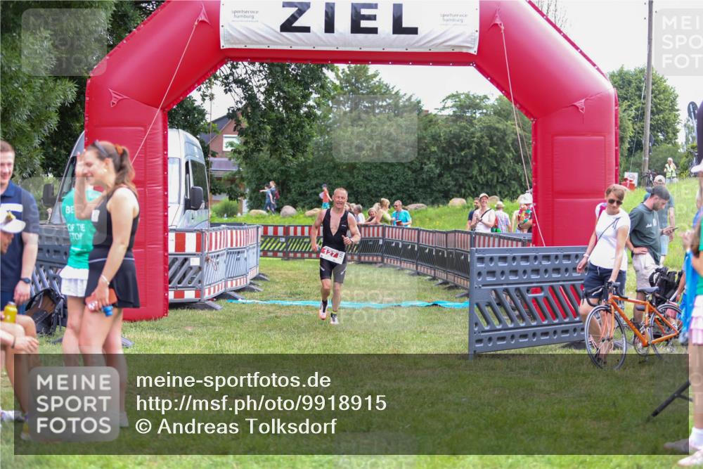 21.06.2026 - 29. Vierlanden-Triathlon Andreas Tolksdorf http://msf.ph/oto/9918915 21.06.2026 12:33:16 Ziel 127, 169 meine-sportfotos.de