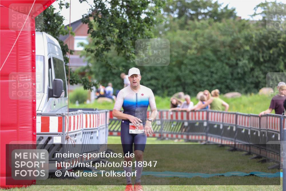 21.06.2026 - 29. Vierlanden-Triathlon Andreas Tolksdorf http://msf.ph/oto/9918947 21.06.2026 12:34:08 Ziel 3 meine-sportfotos.de