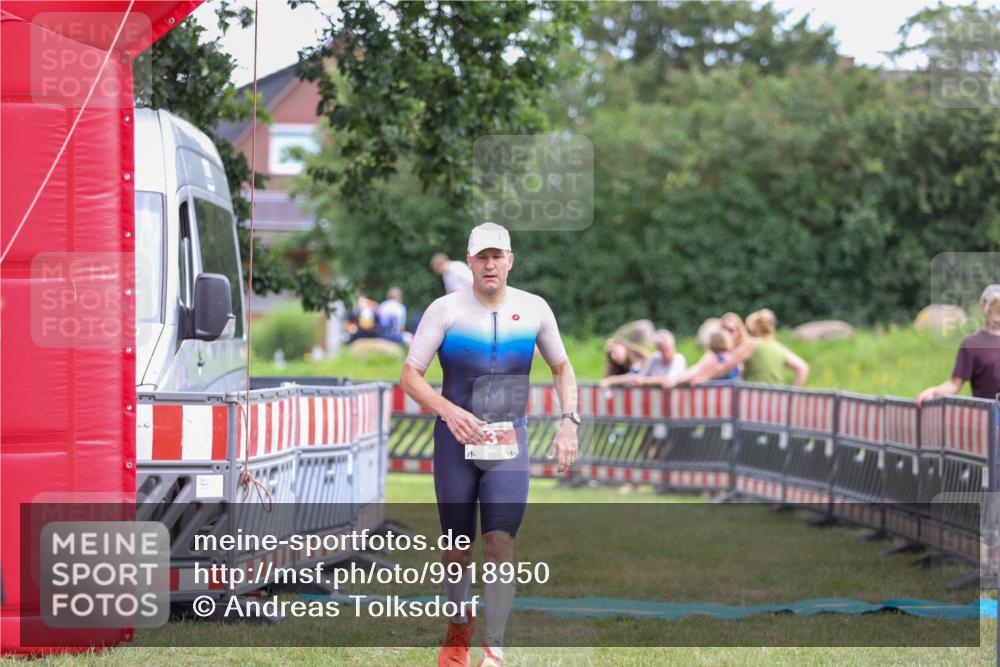 21.06.2026 - 29. Vierlanden-Triathlon Andreas Tolksdorf http://msf.ph/oto/9918950 21.06.2026 12:34:08 Ziel 3 meine-sportfotos.de