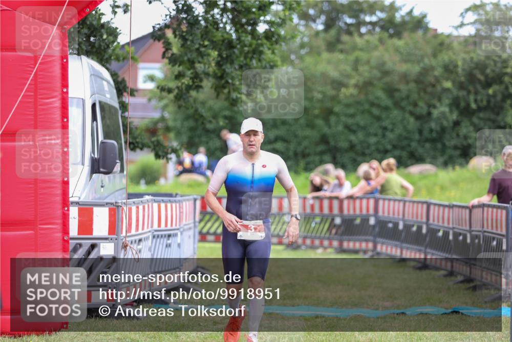 21.06.2026 - 29. Vierlanden-Triathlon Andreas Tolksdorf http://msf.ph/oto/9918951 21.06.2026 12:34:08 Ziel 3 meine-sportfotos.de