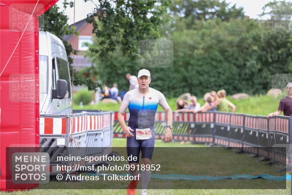 21.06.2026 - 29. Vierlanden-Triathlon Andreas Tolksdorf http://msf.ph/oto/9918952 21.06.2026 12:34:08 Ziel 3 meine-sportfotos.de