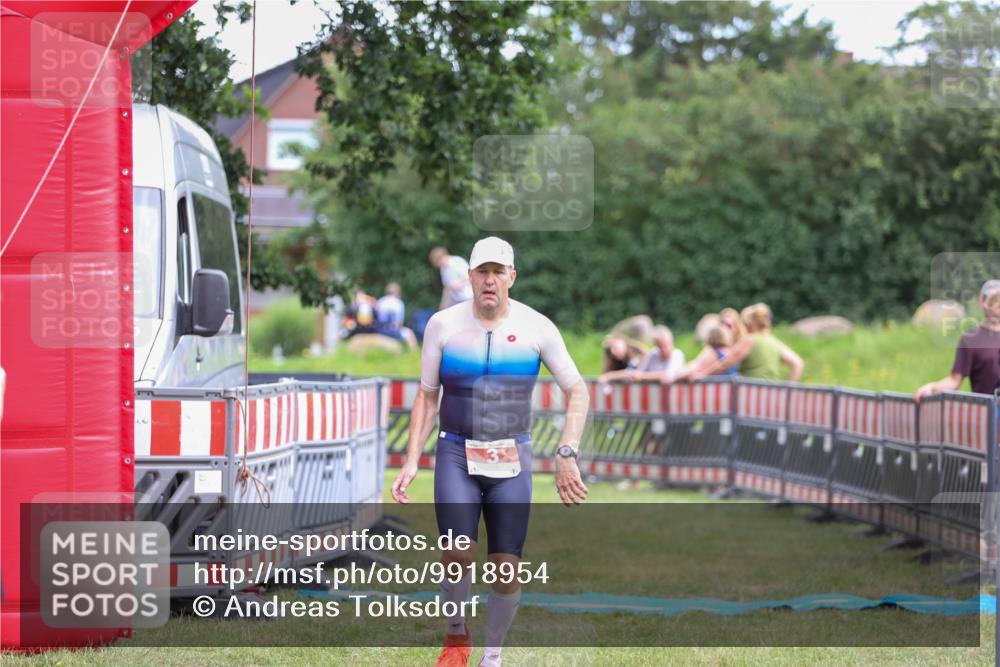 21.06.2026 - 29. Vierlanden-Triathlon Andreas Tolksdorf http://msf.ph/oto/9918954 21.06.2026 12:34:08 Ziel 3 meine-sportfotos.de