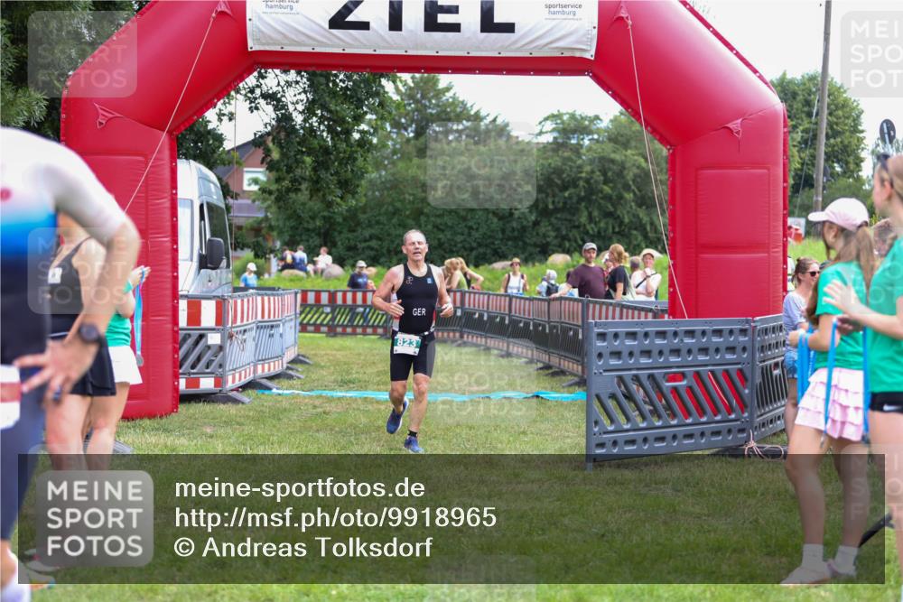 21.06.2026 - 29. Vierlanden-Triathlon Andreas Tolksdorf http://msf.ph/oto/9918965 21.06.2026 12:34:22 Ziel 823 meine-sportfotos.de