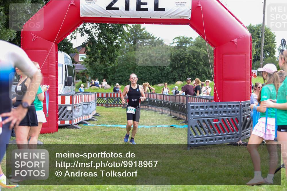 21.06.2026 - 29. Vierlanden-Triathlon Andreas Tolksdorf http://msf.ph/oto/9918967 21.06.2026 12:34:22 Ziel 823 meine-sportfotos.de