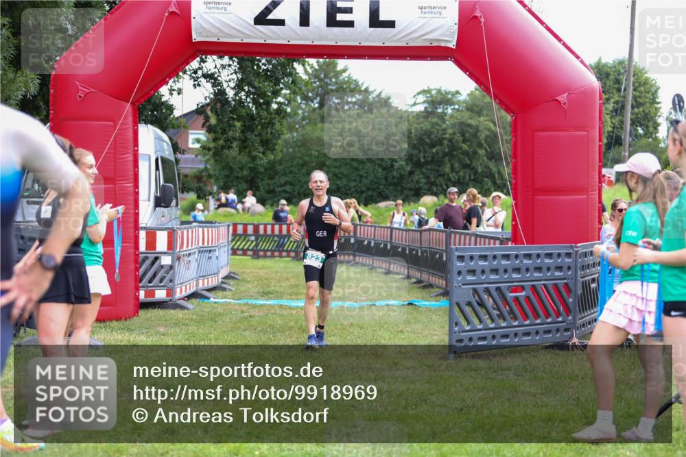 21.06.2026 - 29. Vierlanden-Triathlon Andreas Tolksdorf http://msf.ph/oto/9918969 21.06.2026 12:34:22 Ziel 823 meine-sportfotos.de