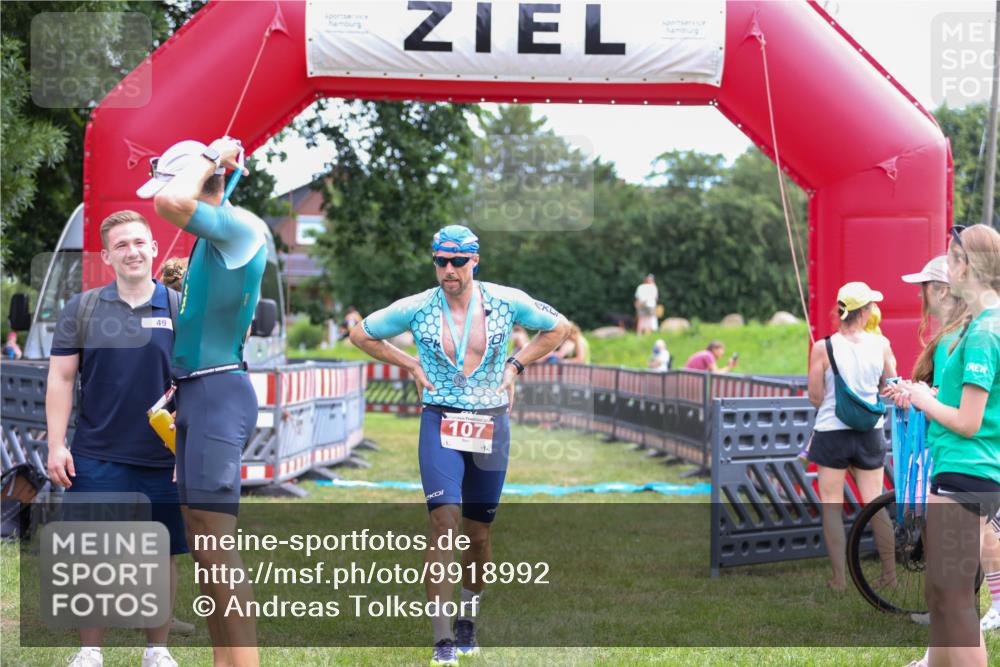 21.06.2026 - 29. Vierlanden-Triathlon Andreas Tolksdorf http://msf.ph/oto/9918992 21.06.2026 12:36:11 Ziel  meine-sportfotos.de