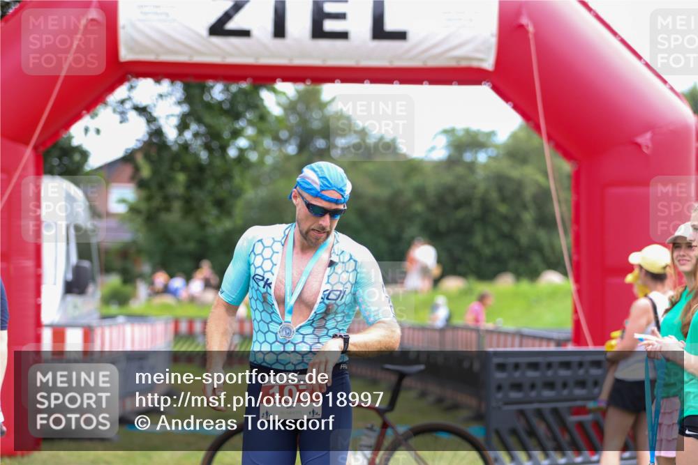 21.06.2026 - 29. Vierlanden-Triathlon Andreas Tolksdorf http://msf.ph/oto/9918997 21.06.2026 12:36:13 Ziel  meine-sportfotos.de