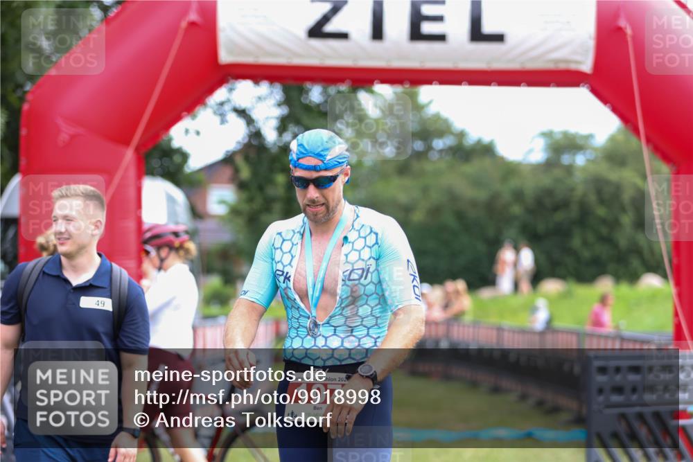 21.06.2026 - 29. Vierlanden-Triathlon Andreas Tolksdorf http://msf.ph/oto/9918998 21.06.2026 12:36:14 Ziel  meine-sportfotos.de