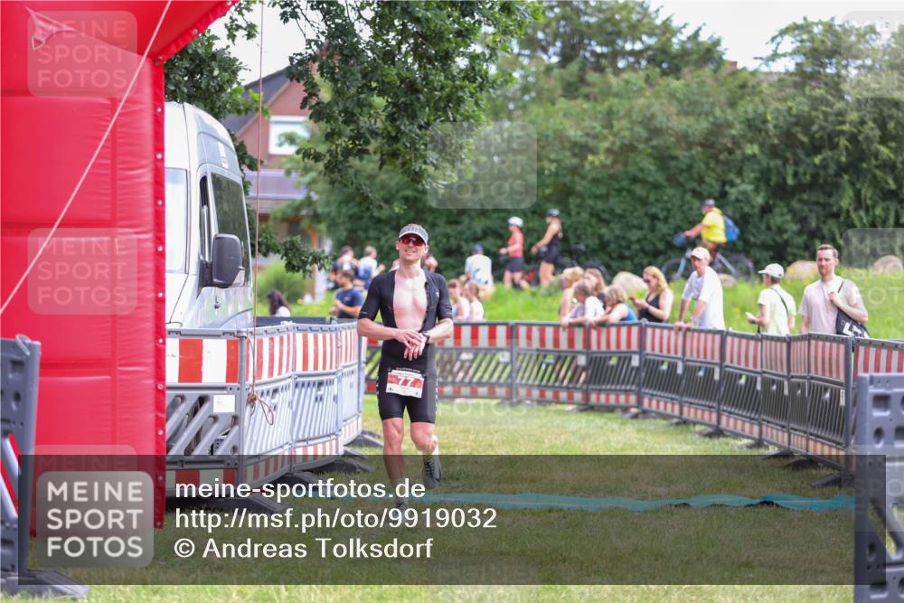 21.06.2026 - 29. Vierlanden-Triathlon Andreas Tolksdorf http://msf.ph/oto/9919032 21.06.2026 12:37:15 Ziel 77 meine-sportfotos.de