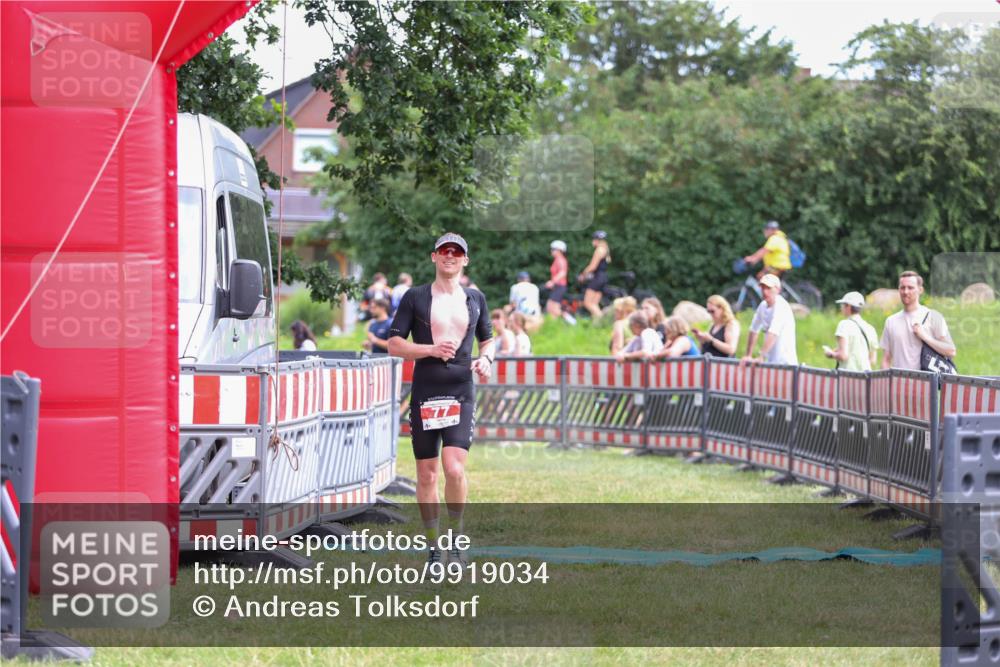 21.06.2026 - 29. Vierlanden-Triathlon Andreas Tolksdorf http://msf.ph/oto/9919034 21.06.2026 12:37:16 Ziel 77 meine-sportfotos.de