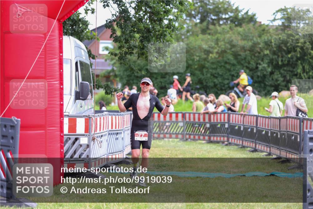 21.06.2026 - 29. Vierlanden-Triathlon Andreas Tolksdorf http://msf.ph/oto/9919039 21.06.2026 12:37:16 Ziel 77 meine-sportfotos.de