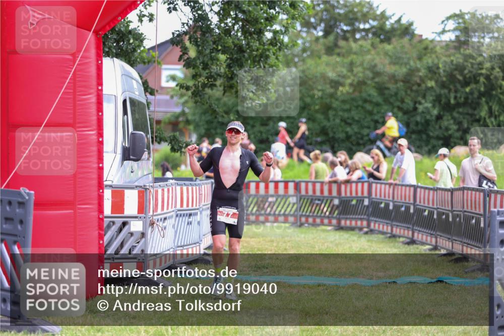21.06.2026 - 29. Vierlanden-Triathlon Andreas Tolksdorf http://msf.ph/oto/9919040 21.06.2026 12:37:16 Ziel 77 meine-sportfotos.de