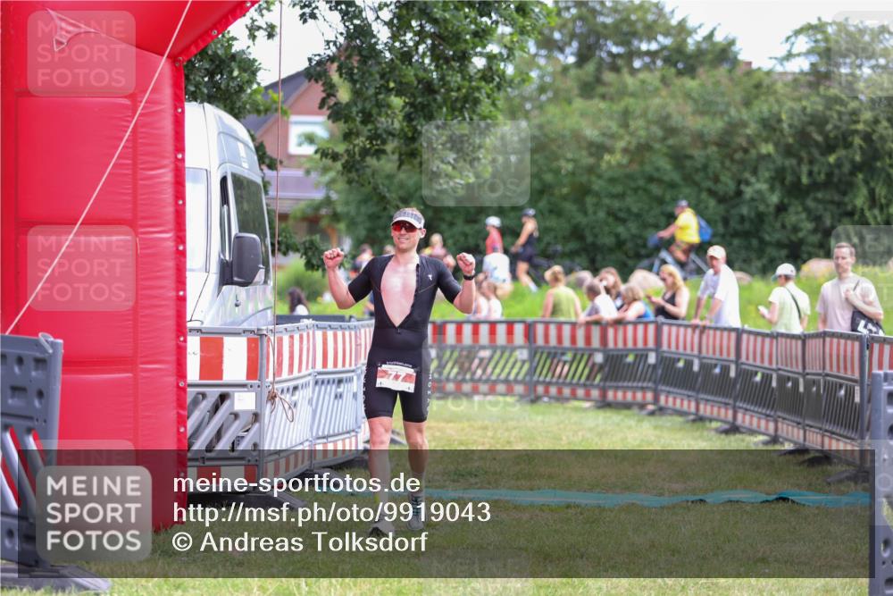 21.06.2026 - 29. Vierlanden-Triathlon Andreas Tolksdorf http://msf.ph/oto/9919043 21.06.2026 12:37:16 Ziel 77 meine-sportfotos.de