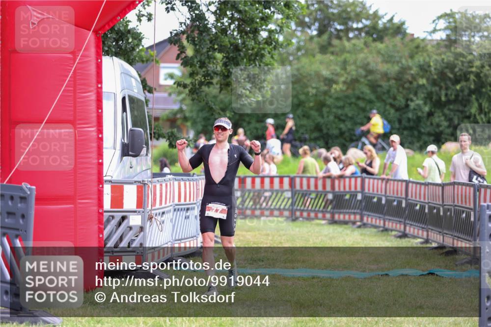 21.06.2026 - 29. Vierlanden-Triathlon Andreas Tolksdorf http://msf.ph/oto/9919044 21.06.2026 12:37:16 Ziel 77 meine-sportfotos.de