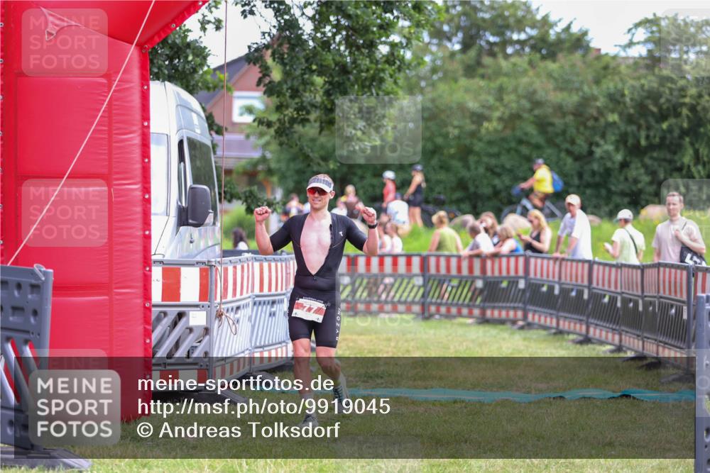 21.06.2026 - 29. Vierlanden-Triathlon Andreas Tolksdorf http://msf.ph/oto/9919045 21.06.2026 12:37:16 Ziel 77 meine-sportfotos.de