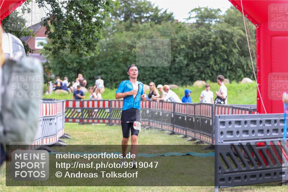 21.06.2026 - 29. Vierlanden-Triathlon Andreas Tolksdorf http://msf.ph/oto/9919047 21.06.2026 12:37:38 Ziel 108 meine-sportfotos.de