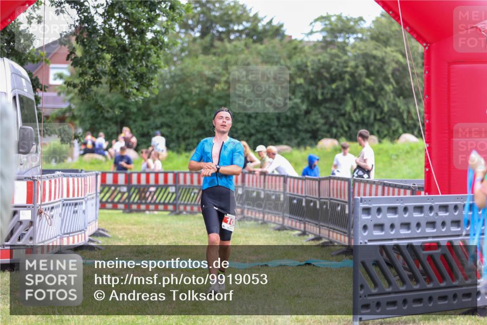 21.06.2026 - 29. Vierlanden-Triathlon Andreas Tolksdorf http://msf.ph/oto/9919053 21.06.2026 12:37:38 Ziel 108 meine-sportfotos.de