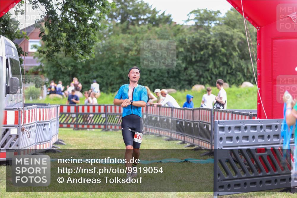 21.06.2026 - 29. Vierlanden-Triathlon Andreas Tolksdorf http://msf.ph/oto/9919054 21.06.2026 12:37:38 Ziel 108 meine-sportfotos.de
