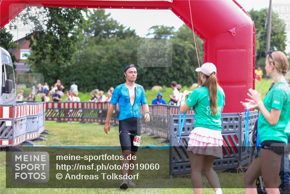 21.06.2026 - 29. Vierlanden-Triathlon Andreas Tolksdorf http://msf.ph/oto/9919060 21.06.2026 12:37:40 Ziel 108 meine-sportfotos.de