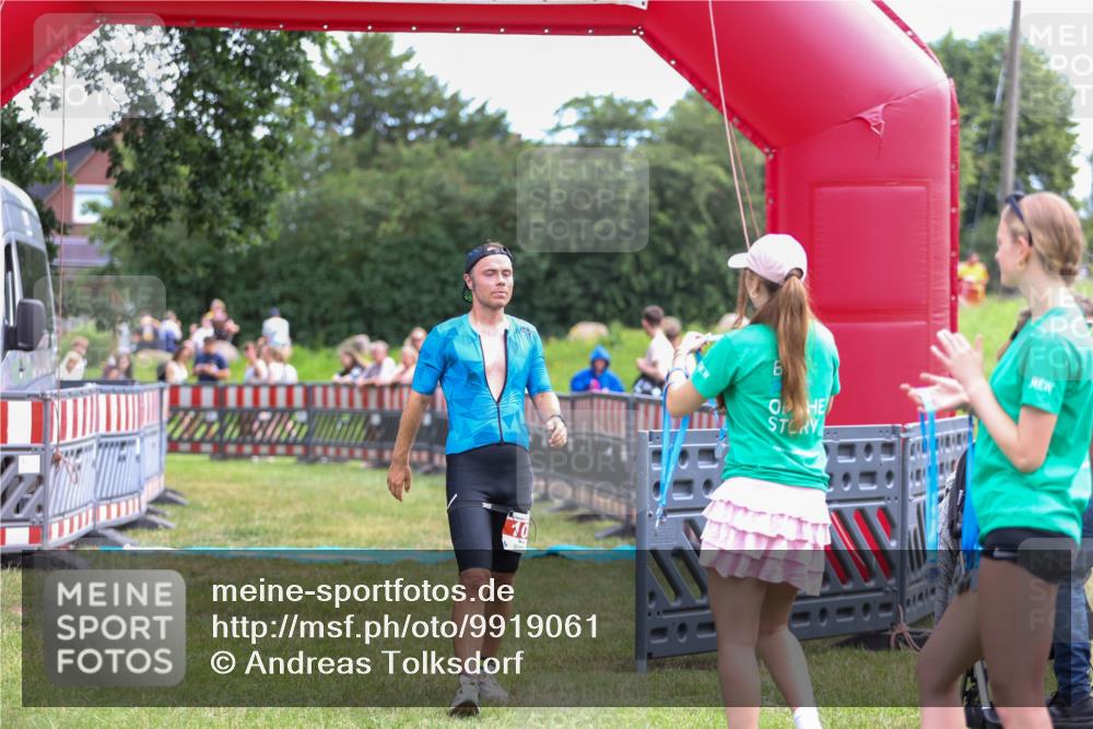 21.06.2026 - 29. Vierlanden-Triathlon Andreas Tolksdorf http://msf.ph/oto/9919061 21.06.2026 12:37:40 Ziel 108 meine-sportfotos.de