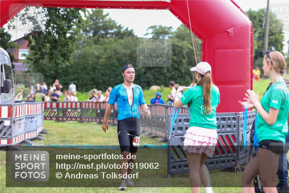 21.06.2026 - 29. Vierlanden-Triathlon Andreas Tolksdorf http://msf.ph/oto/9919062 21.06.2026 12:37:40 Ziel 108 meine-sportfotos.de