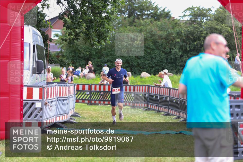 21.06.2026 - 29. Vierlanden-Triathlon Andreas Tolksdorf http://msf.ph/oto/9919067 21.06.2026 12:38:45 Ziel 24, 1355 meine-sportfotos.de