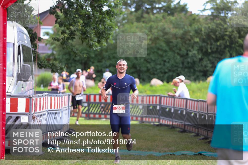 21.06.2026 - 29. Vierlanden-Triathlon Andreas Tolksdorf http://msf.ph/oto/9919074 21.06.2026 12:38:46 Ziel 24, 1355 meine-sportfotos.de